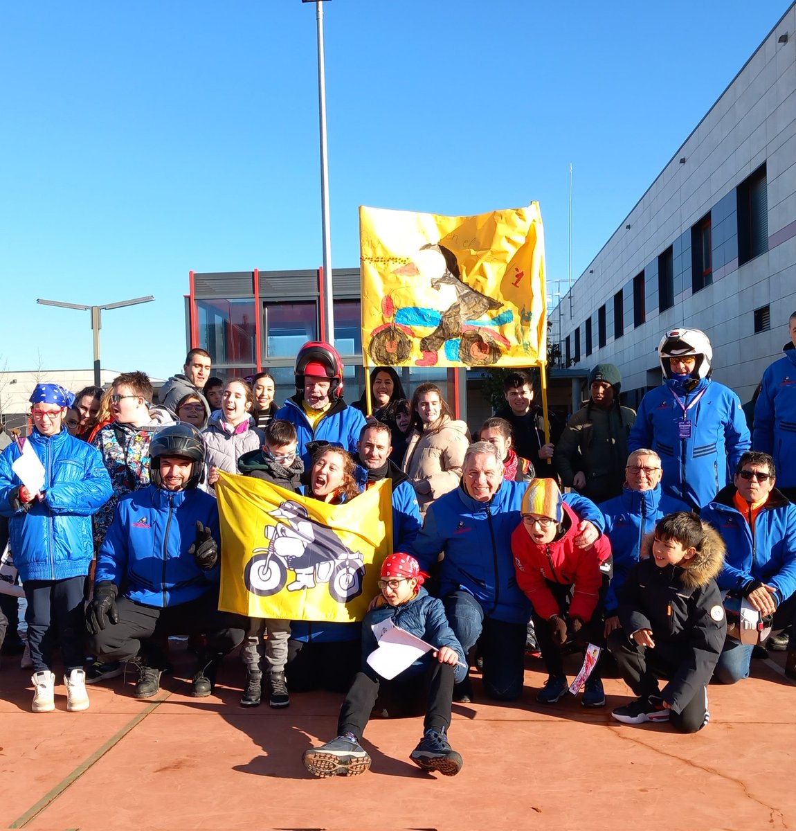 En el Número 1 recibimos la visita de los Pingüinos. Esta vez les acompañaron la Directora Provincial, la Delegada Territorial y vario medios de prensa... fue una mañana muy emocionante. Gracias!!! Os esperamos el año que viene, @PinguinosVLL ! @educacyl