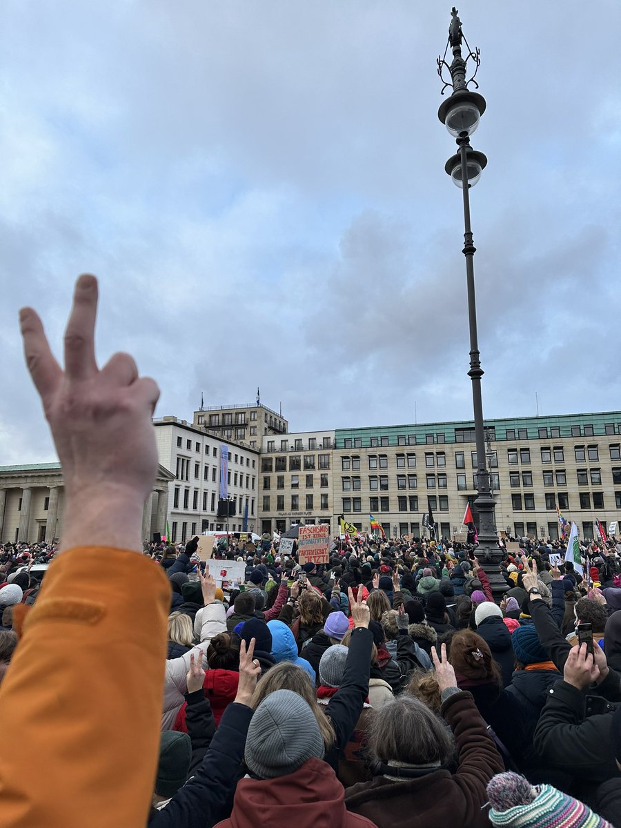 Wir sind mehr! Der #pariserplatz ist voll! Für die Demokratie! Für unser Land! Für die Menschlichkeit!