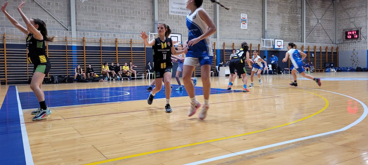 Front1989EBC's tweet photo. Presents, a peu de pista, al partit @cbmolinar vs @esporlesbc #InfantilFemení #mikeandtheCeliaquers
#123Esporles #welovethisgame #negrigrocs #FRONT1989 #FRONT1989ontour #verdhistòric #frontismeillibertat #nohaymásconos #elbàsquetcansa #semprepresents #semperfidelis https://t.co/oglXtF7FeY
