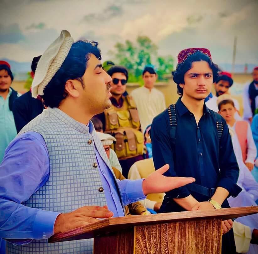 haroonwaxir's tweet photo. صابره مونږه خو له د یو بل لوګے شوی نه یو
په رقیبـــــــــانو خامخا اورونــــــــه ولګیـــده
صابر
#NextMPA #Pk_104 Mir Kalam Wazir 🌲❤️
@FazalWazirii https://t.co/mEibD3i3yW