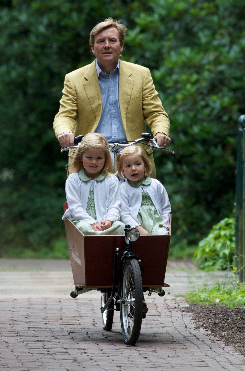 Real kings transport their kids by (cargo)bike! 👌🏼 🚲 👑 Left: King Frederik X of Denmark 🇩🇰 Right: King Willem-Alexander of the Netherlands 🇳🇱