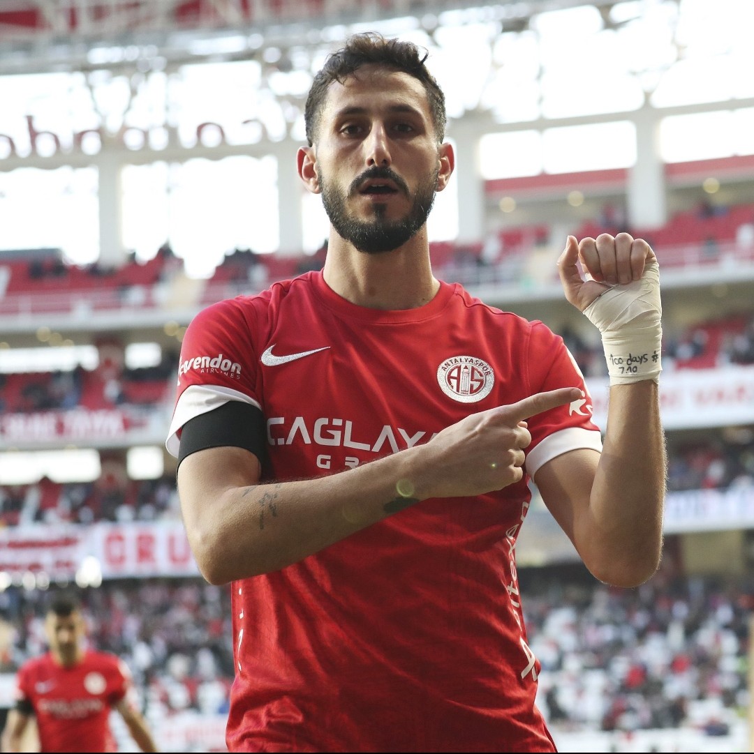 debuffer2's tweet photo. İki ay önce Filistin için saygı duruşunda bulunulacağı için maça çıkmayanların götüne tekme atmazsanız bugün soykırımı anar.
O gün kovun diyenlere kulak asmıyordunuz,kadro dışı yeter dediniz.
O gün kadro dışı bırakıldı da ne oldu?
Bu müptezellere sahip çıkan Nuri Şahin nerede?
Almanya'ya kaçtı.