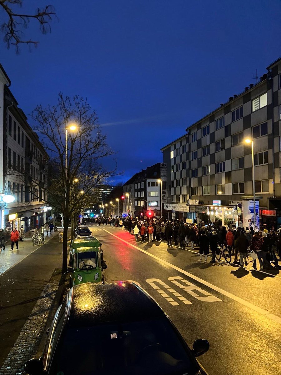 il_kiel's tweet photo. Mit über 8.000 Menschen haben wir heute in #Kiel gezeigt, dass es keinen Platz für die AfD gibt. Immer wieder forderten die Teilnehmenden ein #AfDVerbotjetzt #antifa #nonazissh https://t.co/HSNm8eJULb