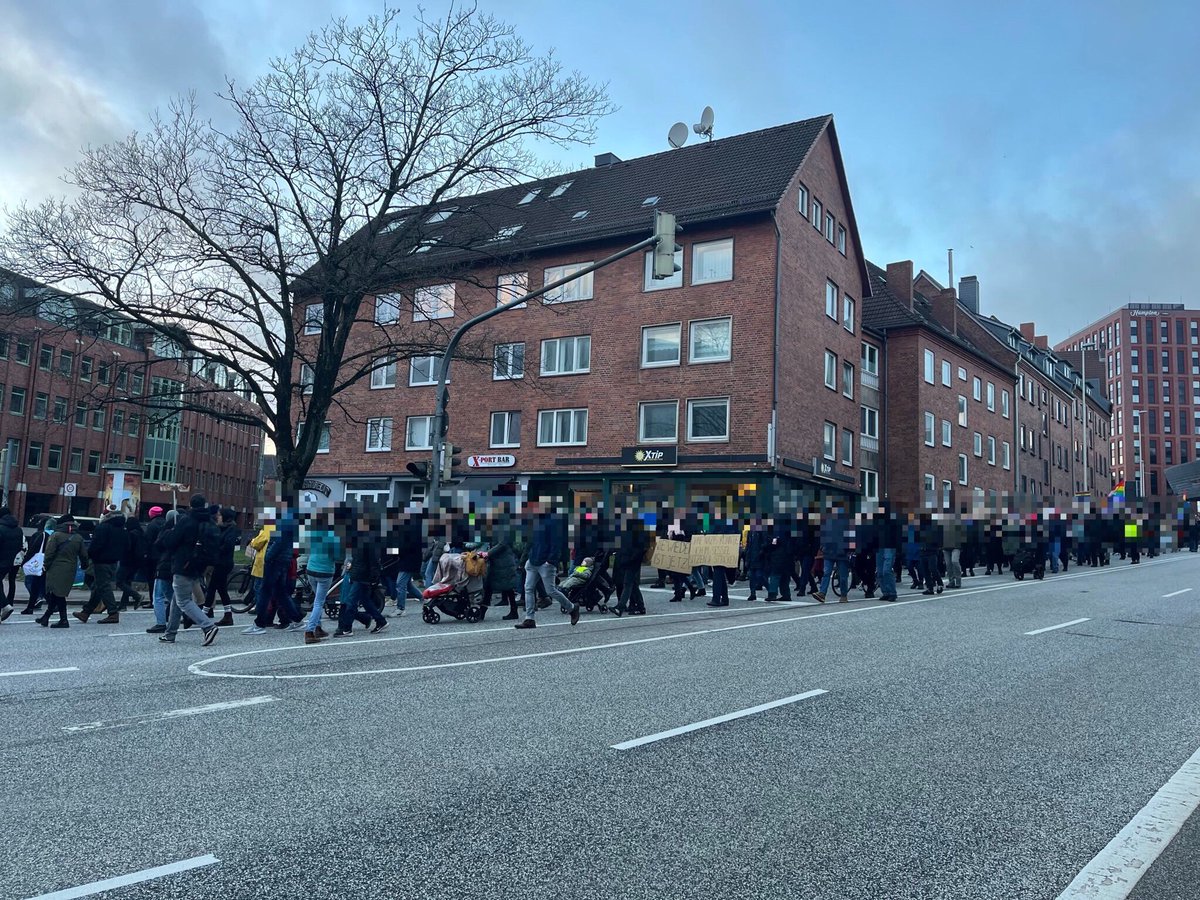 il_kiel's tweet photo. Mit über 8.000 Menschen haben wir heute in #Kiel gezeigt, dass es keinen Platz für die AfD gibt. Immer wieder forderten die Teilnehmenden ein #AfDVerbotjetzt #antifa #nonazissh https://t.co/HSNm8eJULb