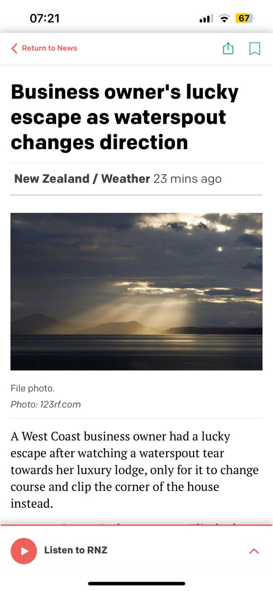 ⁦@WeatherWatchNZ⁩ ⁦@weatherbom⁩ ⁦@MetService⁩ ⁦@therealgregjack⁩ ⁦@radionz⁩ really surprised this photo of crepuscular rays is still being used to illustrate a story about a waterspout. Not sure of the relevance