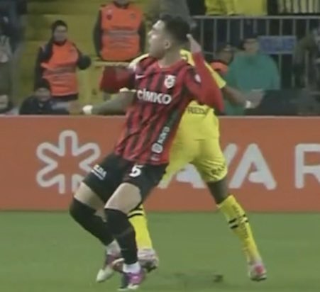 Siz böyle devam edin ama unutmayın ki her şeyi gören de bir ALLAH var, yine şampiyon olamayacaksınız, yine hak edenler yine kazanacak #GFKvFB #GaziantepteKaraGece