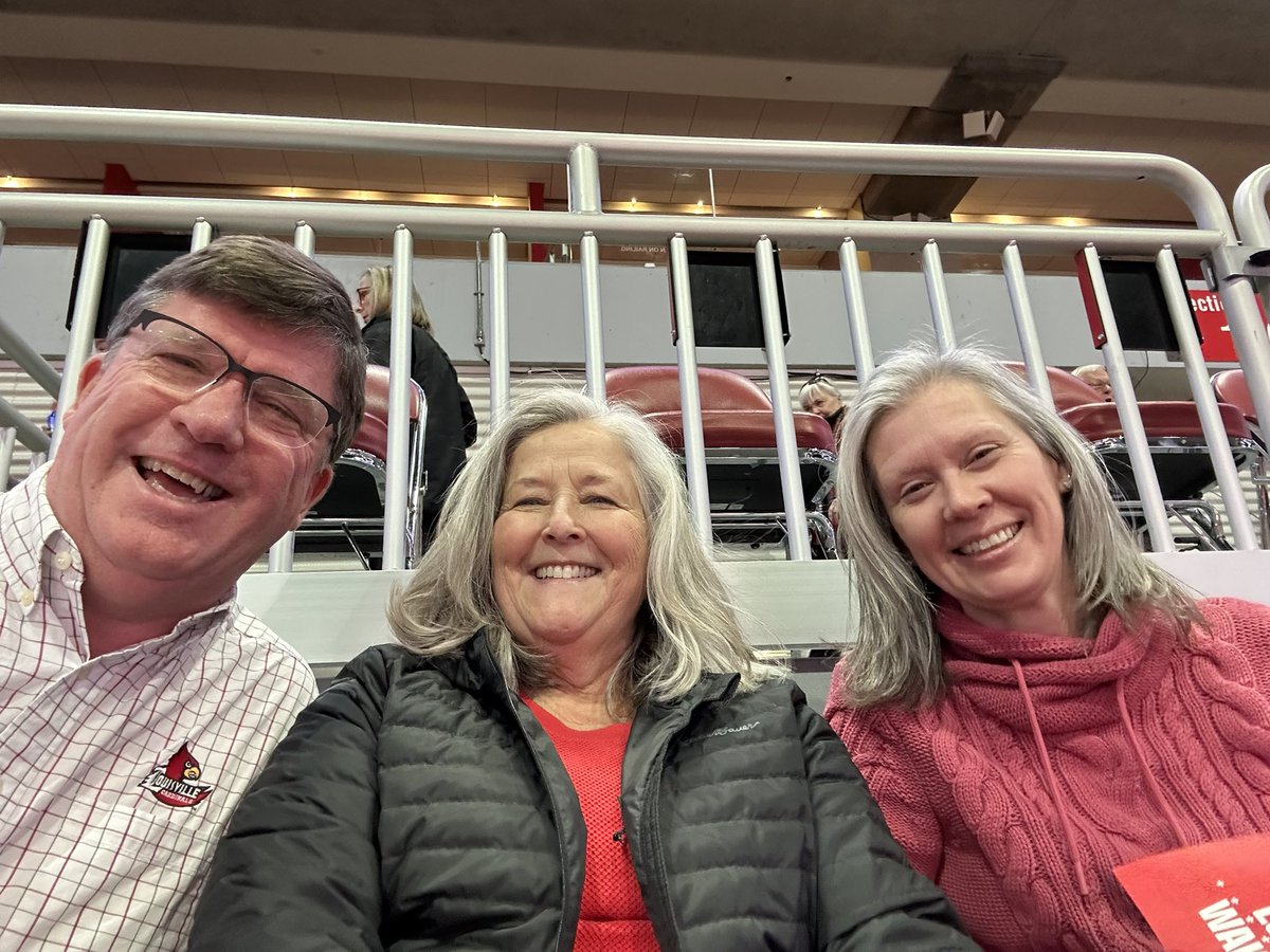 trigifu's tweet photo. Looking forward to a good game on this cold day. #GoCards @LouisvilleWBB https://t.co/f6E4AoO2FV