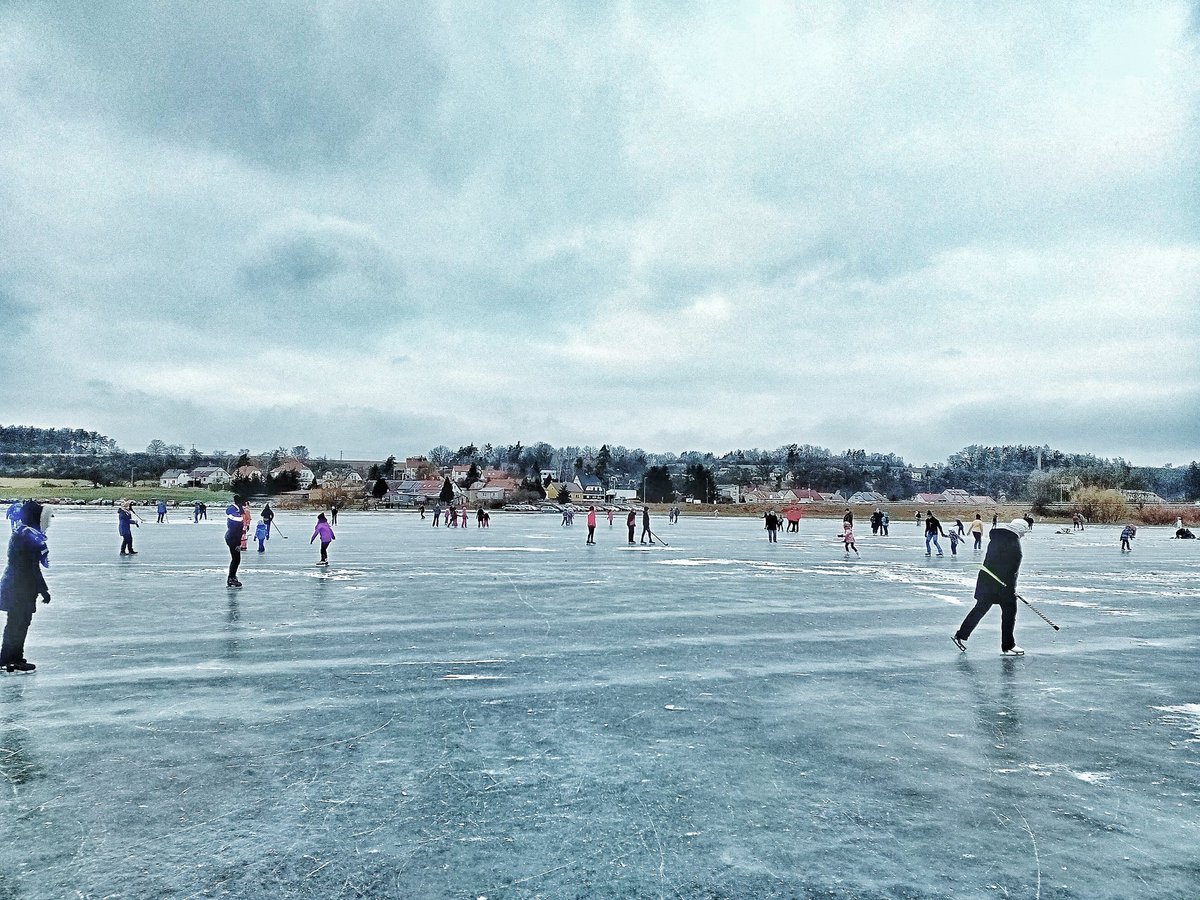 Zpravyzmesta's tweet photo. Fakt tu bylo dnes obrovské množství sportovců, ale ta zamrzlá louka je tak velká, že měl každý dost místa :-)
Tak snad to tu vydrží co nejdéle :-) 
#dobrany #brusle https://t.co/pkLcNyDoh9