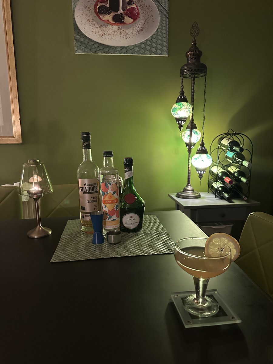 philipnolan1's tweet image. #ThisWeekendsCocktail #RoundTwo The Honeymoon
You'll need:
30ml Calvados, or other apple brandy
30ml Bénédictine
5ml triple sec or curaçao
15ml freshly squeezed lemon juice
Shake all with ice. Strain into a chilled coupe, and garnish with a slice of lemon.
