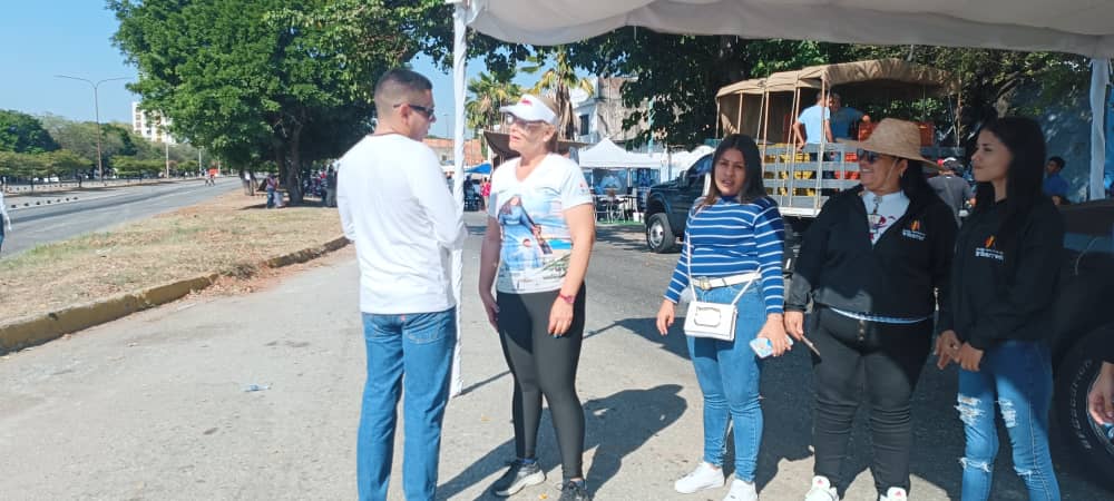 sercomiri's tweet photo. #14Ene 👒 🩵 La directora del @immioficial Alba López informó que el equipo se encuentra activado en el recorrido de la #DivinaPastora para atender a los asistentes a la #Procesión  #Visita166 #VenezuelaEnUniónYPaz #Domingo https://t.co/JuIGEciuEH