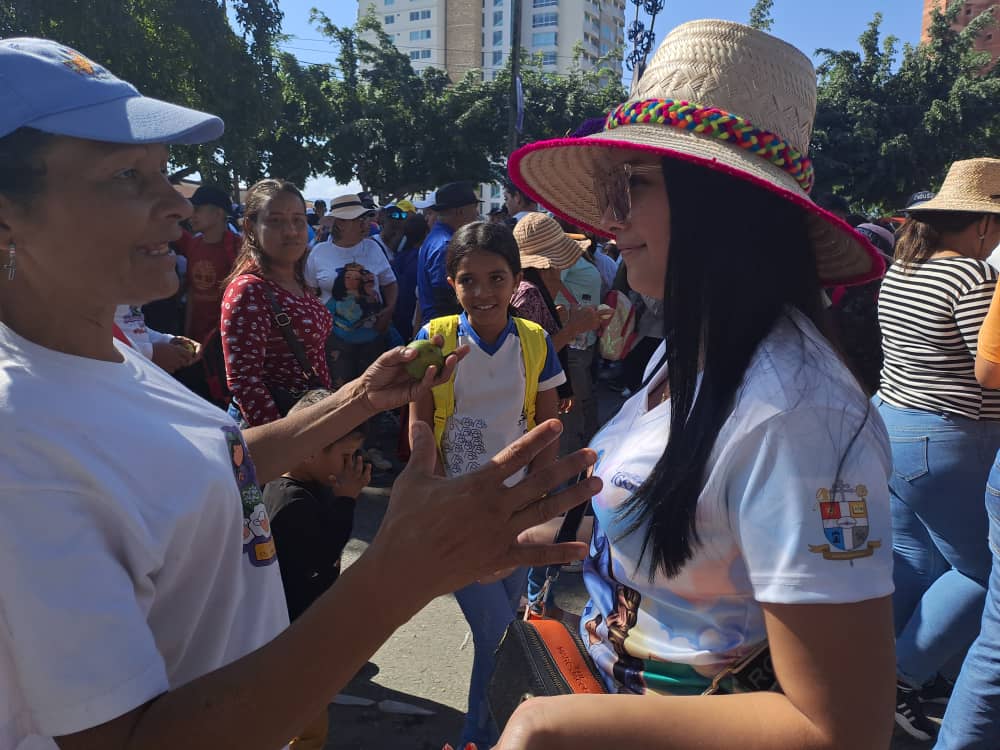 sercomiri's tweet photo. #14Ene 👒 🩵 La directora del @immioficial Alba López informó que el equipo se encuentra activado en el recorrido de la #DivinaPastora para atender a los asistentes a la #Procesión  #Visita166 #VenezuelaEnUniónYPaz #Domingo https://t.co/JuIGEciuEH
