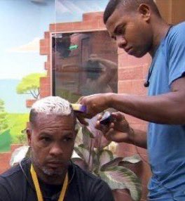diretodomiolo's tweet photo. 🚨AGORA: “Não é que você cortou o meu cabelo, você teve o privilégio de cortar o meu cabelo”

- Rodriguinho para Davi. #BBB24 https://t.co/rGAXpqWDJP