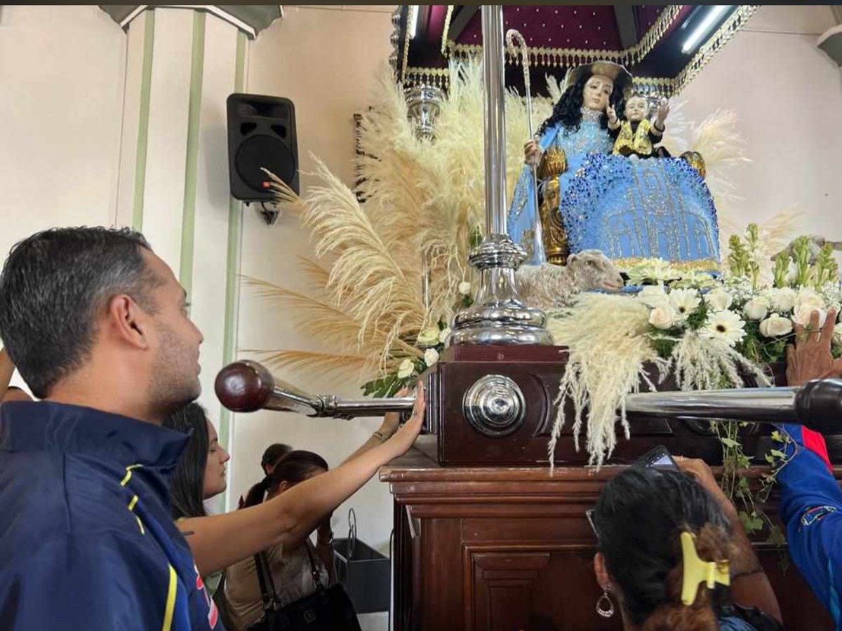 sercomiri's tweet photo. #14Ene 👒 🩵 @LuisJonasReyes “Hoy es una jornada memorable llena de #fe de nuestra #DivinaPastora que sale en la #procesión más grande del mundo de 7.5km de recorrido hasta llegar a la Catedral” #Barquisimeto  #Visita166 #VenezuelaEnUniónYPaz #Domingo https://t.co/rmIVuJEBPi