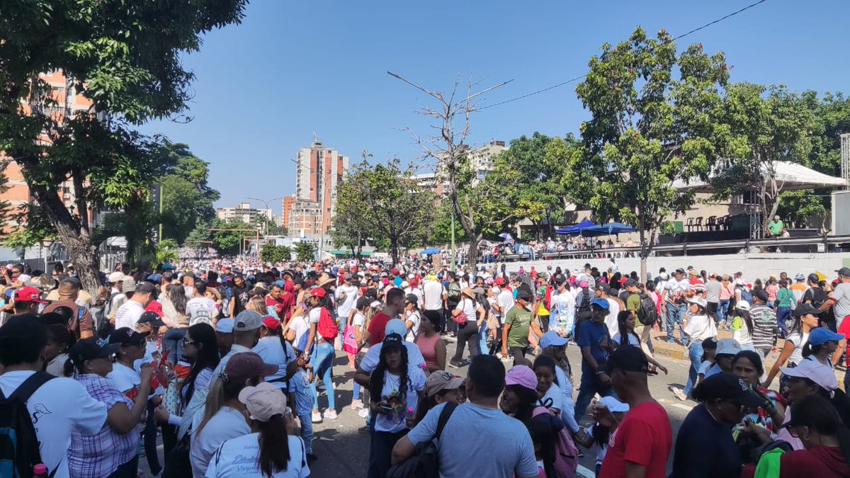 sercomiri's tweet photo. #14Ene 👒 🩵 @LuisJonasReyes “Hoy es una jornada memorable llena de #fe de nuestra #DivinaPastora que sale en la #procesión más grande del mundo de 7.5km de recorrido hasta llegar a la Catedral” #Barquisimeto  #Visita166 #VenezuelaEnUniónYPaz #Domingo https://t.co/rmIVuJEBPi