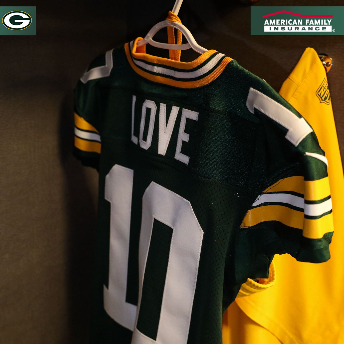 packers's tweet photo. Feeling at home in Texas. 🟢

📸: https://t.co/IJSdEwAuXF

#GBvsDAL | #GoPackGo https://t.co/BzafD9Tbri
