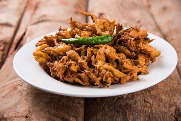 EliteHotelPetra's tweet photo. Kanda Bhajji
These deep-fried, mildly-spiced onion pakodas are sprinkled with chat masala for the ultimate monsoon snack. Pair it with some tangy pudina chutney and chomp away .. #kandabhajji #onionpakoda #bhajji #kandabhaji #kandabhajiya #pyazpakoda #pakoda #yummy https://t.co/KJiiNgE5Hh