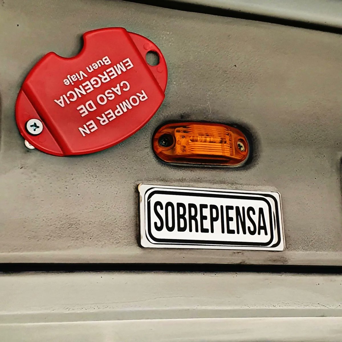 stinkfishstink's tweet photo. #sobrepienso #sobrepiensa #edicioneshogar #transmilenio https://t.co/sglLEA1DgK