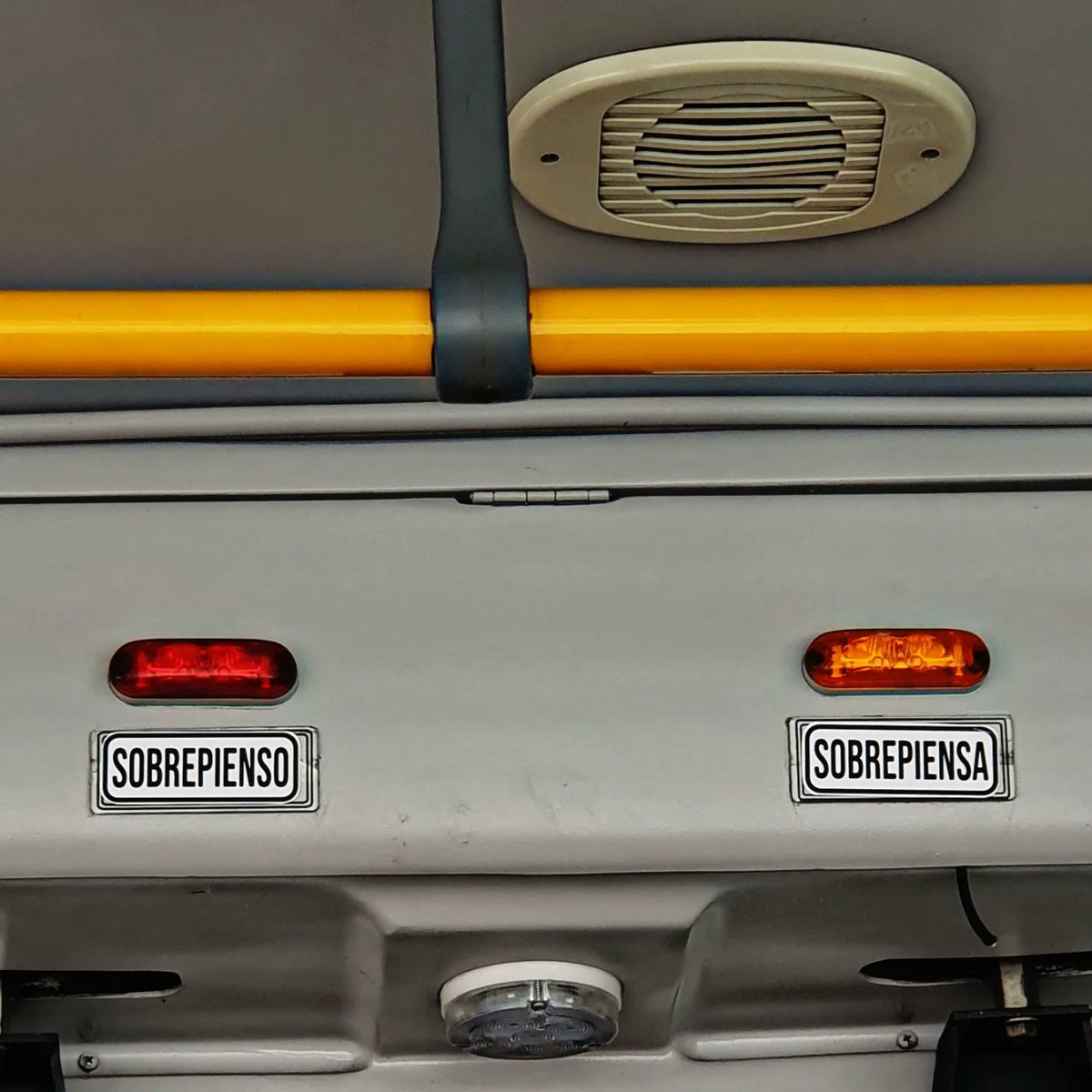 stinkfishstink's tweet photo. #sobrepienso #sobrepiensa #edicioneshogar #transmilenio https://t.co/sglLEA1DgK