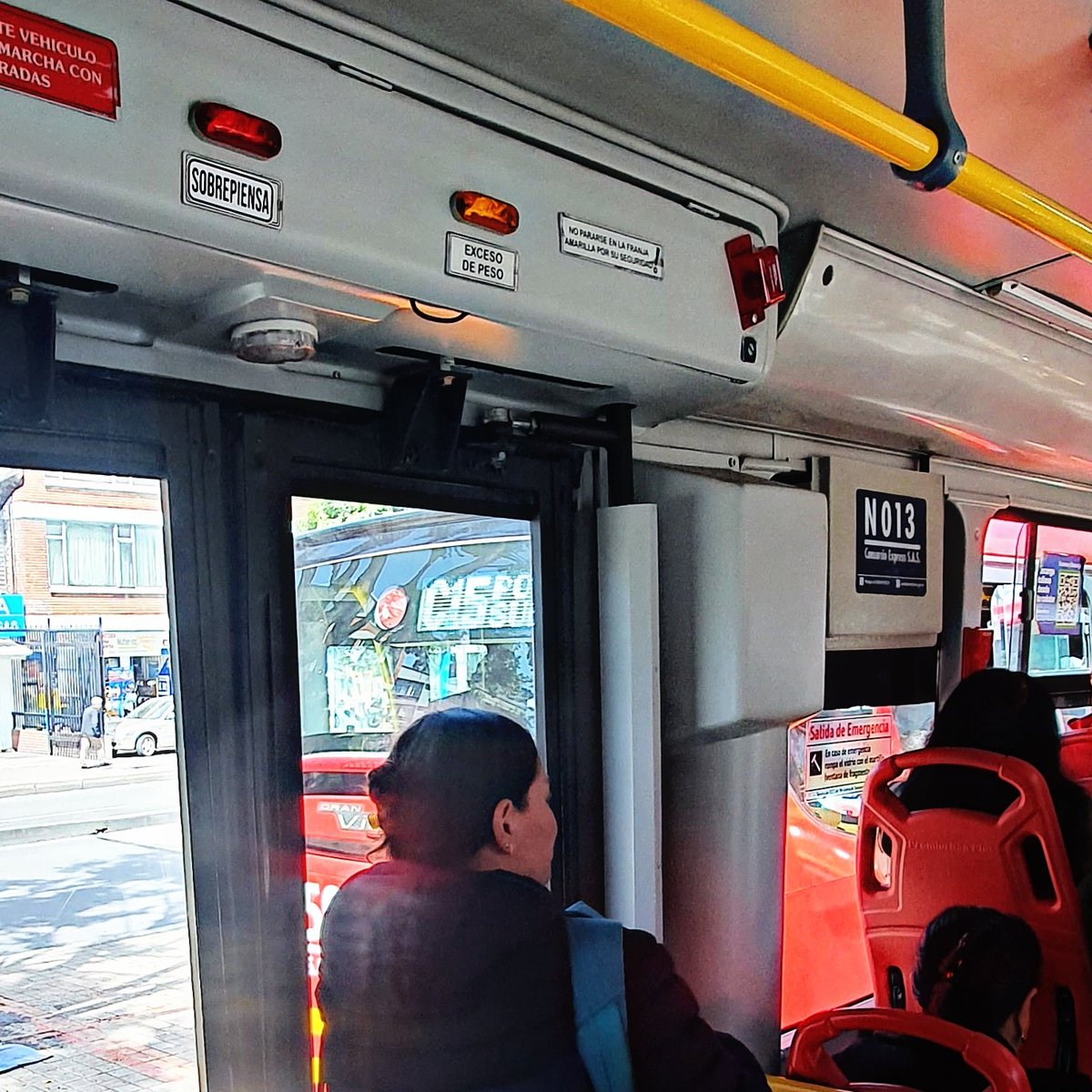stinkfishstink's tweet photo. #sobrepienso #sobrepiensa #edicioneshogar #transmilenio https://t.co/sglLEA1DgK
