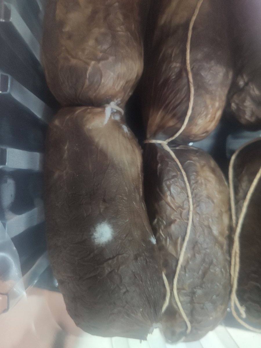 cololoko87's tweet photo. Hola @FamilyCashES  q sorpresa tan mala el abrir el envase con las morcillas y ver que hay moho en una de ellas... Compradas el día anterior. https://t.co/elEQ9ekgmv