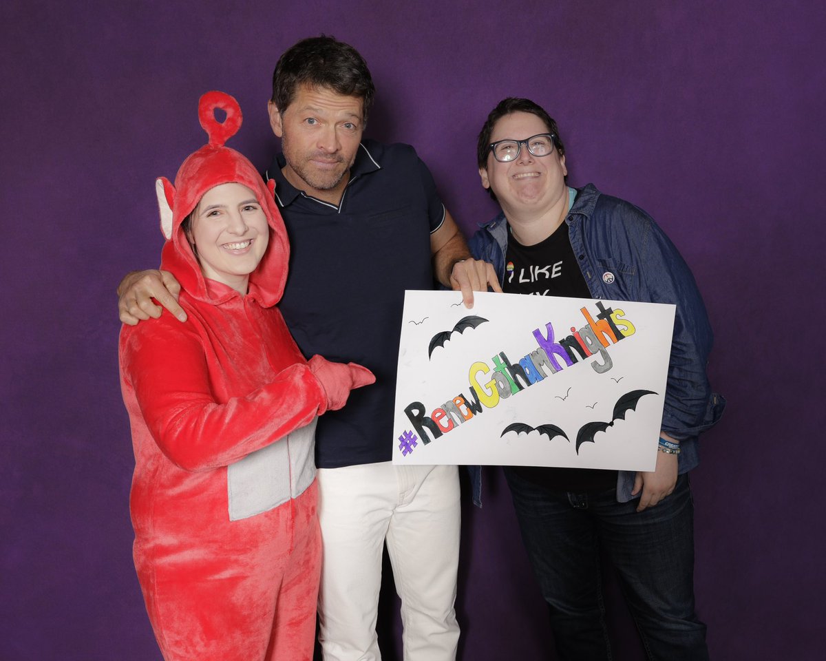 PhoenixFire_RN's tweet photo. My #CWGothamKnights op and Misha’s Gotham Knights crossover op ☺️ The cast and crew and the fans deserve more than 1 season of this amazing show 🦇🖤 https://t.co/LYJ5XC4YRo