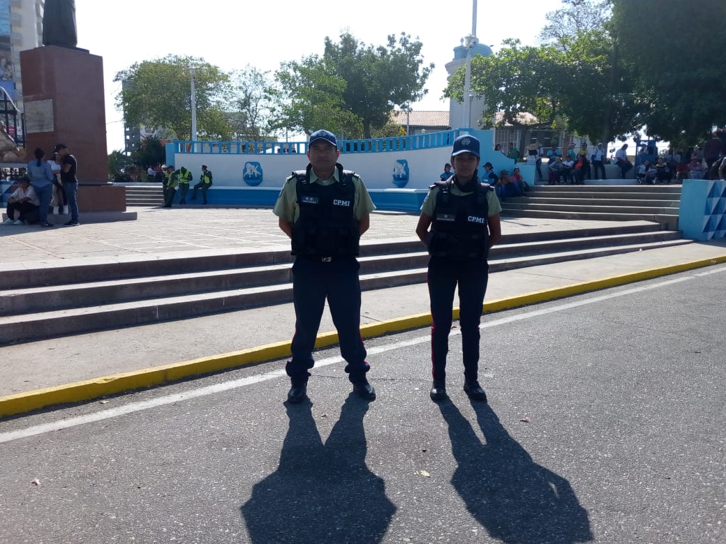 sercomiri's tweet photo. #14Ene 👒🩵 El Alcalde @LuisJonasReyes ha desplegado más de 100 policías durante la procesión de la #DivinaPastora para resguardar a todos los feligreses. 
#Barquisimeto #Visita166 #VenezuelaEnUniónYPaz https://t.co/cp7vLNF3A1