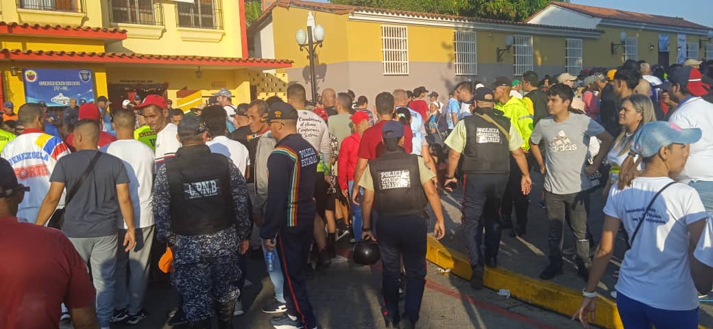 sercomiri's tweet photo. #14Ene 👒🩵 El Alcalde @LuisJonasReyes ha desplegado más de 100 policías durante la procesión de la #DivinaPastora para resguardar a todos los feligreses. 
#Barquisimeto #Visita166 #VenezuelaEnUniónYPaz https://t.co/cp7vLNF3A1