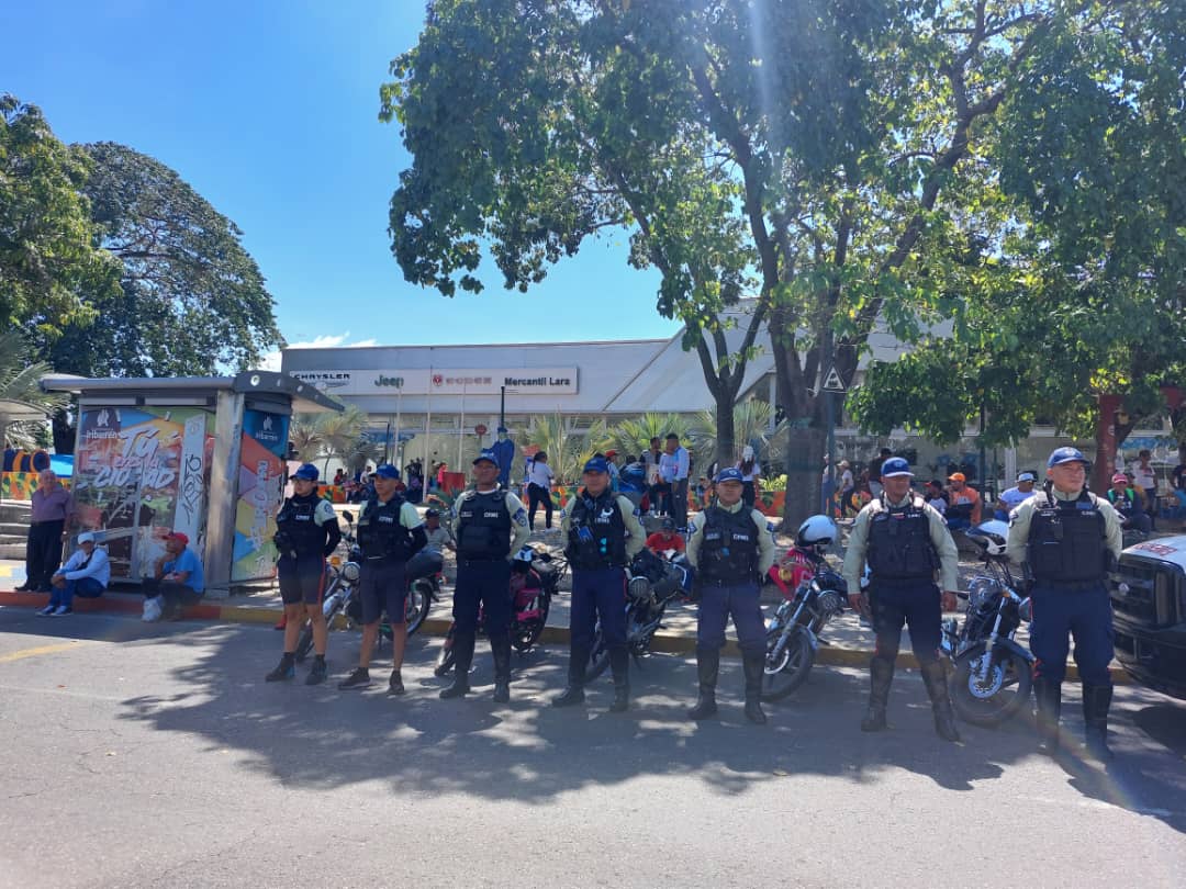 sercomiri's tweet photo. #14Ene 👒🩵 El Alcalde @LuisJonasReyes ha desplegado más de 100 policías durante la procesión de la #DivinaPastora para resguardar a todos los feligreses. 
#Barquisimeto #Visita166 #VenezuelaEnUniónYPaz https://t.co/cp7vLNF3A1