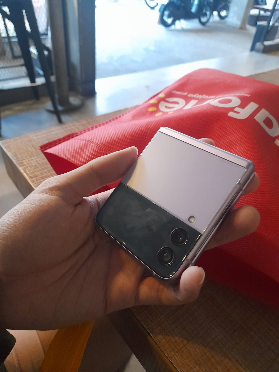 scpeaker's tweet image. dari 6 juta ke 4,125 juta
pinter banget nawar emang cina ini @berxburu 

selamat buat hp barunya sayang, dijaga baik baik yaa

i love you! xoxo