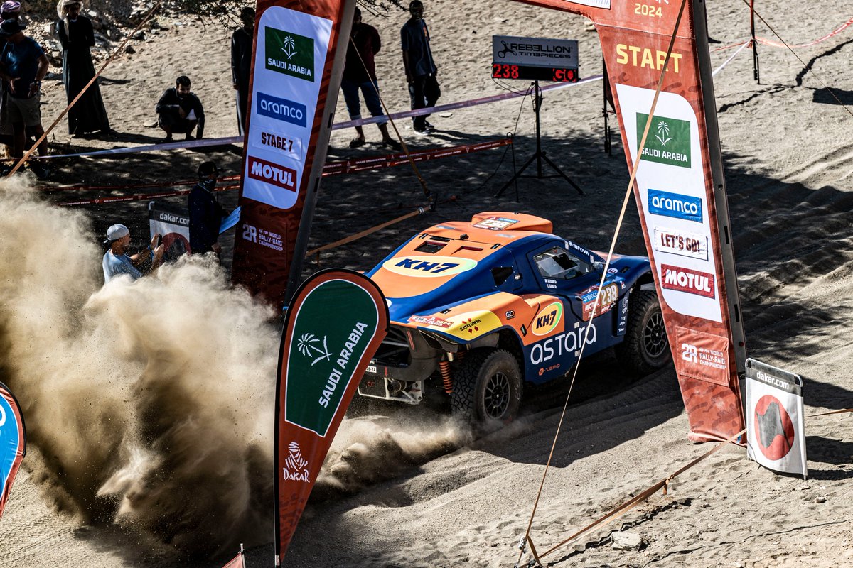 🔝 <a href="/LaiaSanz_/">Laia Sanz</a> se sitúa en el Top 15 absoluto y recupera la segunda posición de 4x2.

🎙️ “Los 200 kilómetros iniciales han sido horrorosos. Había mucho polvo y, hasta que no hemos podido pasar a los camiones y a los SSV, ha sido una tortura”.

+info ➡️ goo.su/azt6j