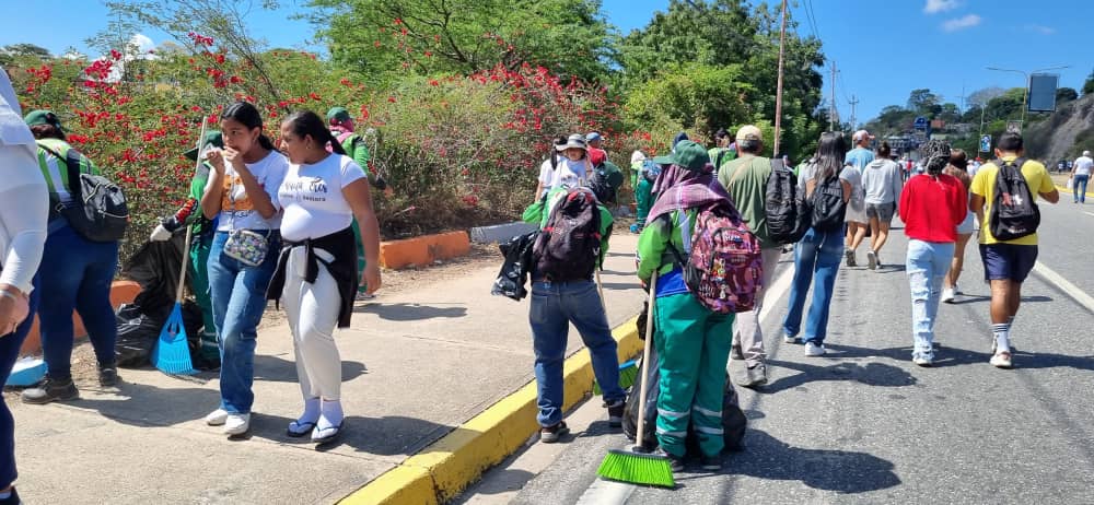 sercomiri's tweet photo. #14Ene #AlMomento 📸 Guerreros de la limpieza de @Imaubar iniciaron el barrido en la procesión de la #DivinaPastora para mantener a nuestra ciudad limpia ❤️@LuisJonasReyes #VenezuelaEnUniónYPaz #Barquisimeto https://t.co/YKcW4U4HBp