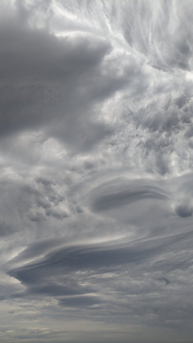 L'impression ciel à la Réunion - quelques heures avant l'alerte rouge et le confinement -  à l'approche du cyclone #belal #CycloneBelal #Reunion