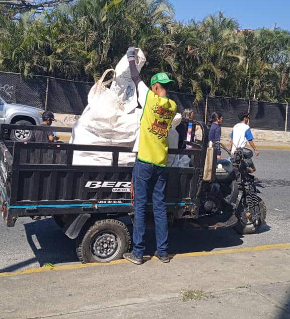 sercomiri's tweet photo. #14Ene 👒 🏃🏻‍♀️💚 En el trayecto de la 44° Carrera realizada como cada año en honor a nuestra #DivinaPastora, 20 integrantes del equipo de @junrecaoficial lograron recolectar una cantidad de 187 kilos de material reciclable #Barquisimeto #Visita166 #VenezuelaEnUniónYPaz #Domingo https://t.co/C6Nf2xwdY5
