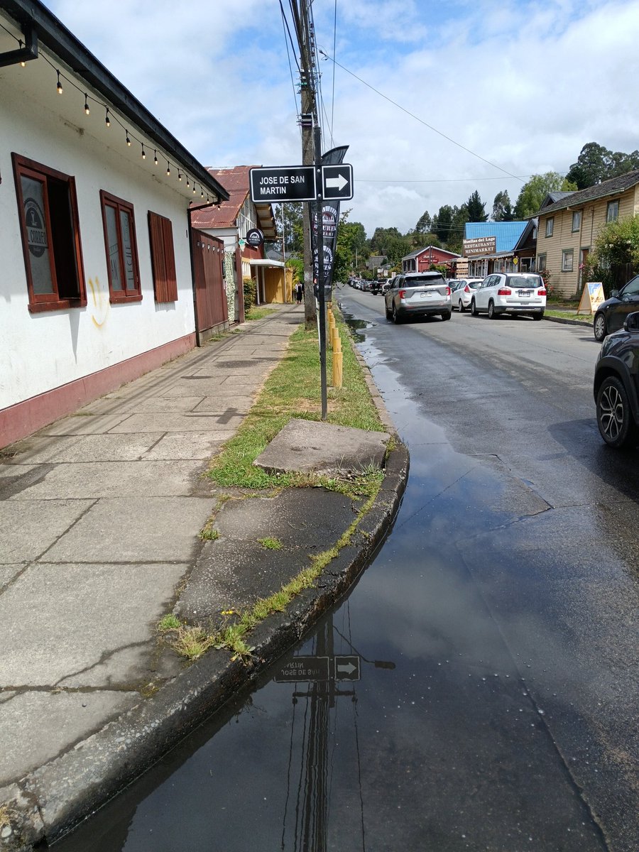 arielmillanmann's tweet photo. #suralis aguas servidas en intersecciones de calles San Martín y Vicente Pérez Rosales en #Frutillar https://t.co/nPfhZL7dKc