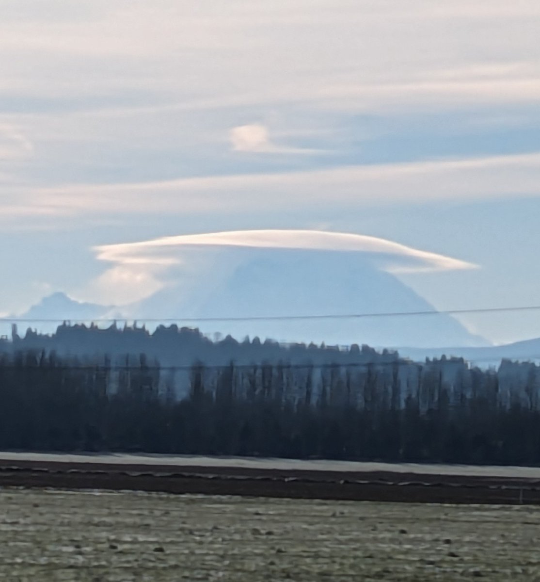 WoodinvilleWX's tweet photo. Tahoma wearing a hat again today, must be cold! https://t.co/kTh6mh3Gdr