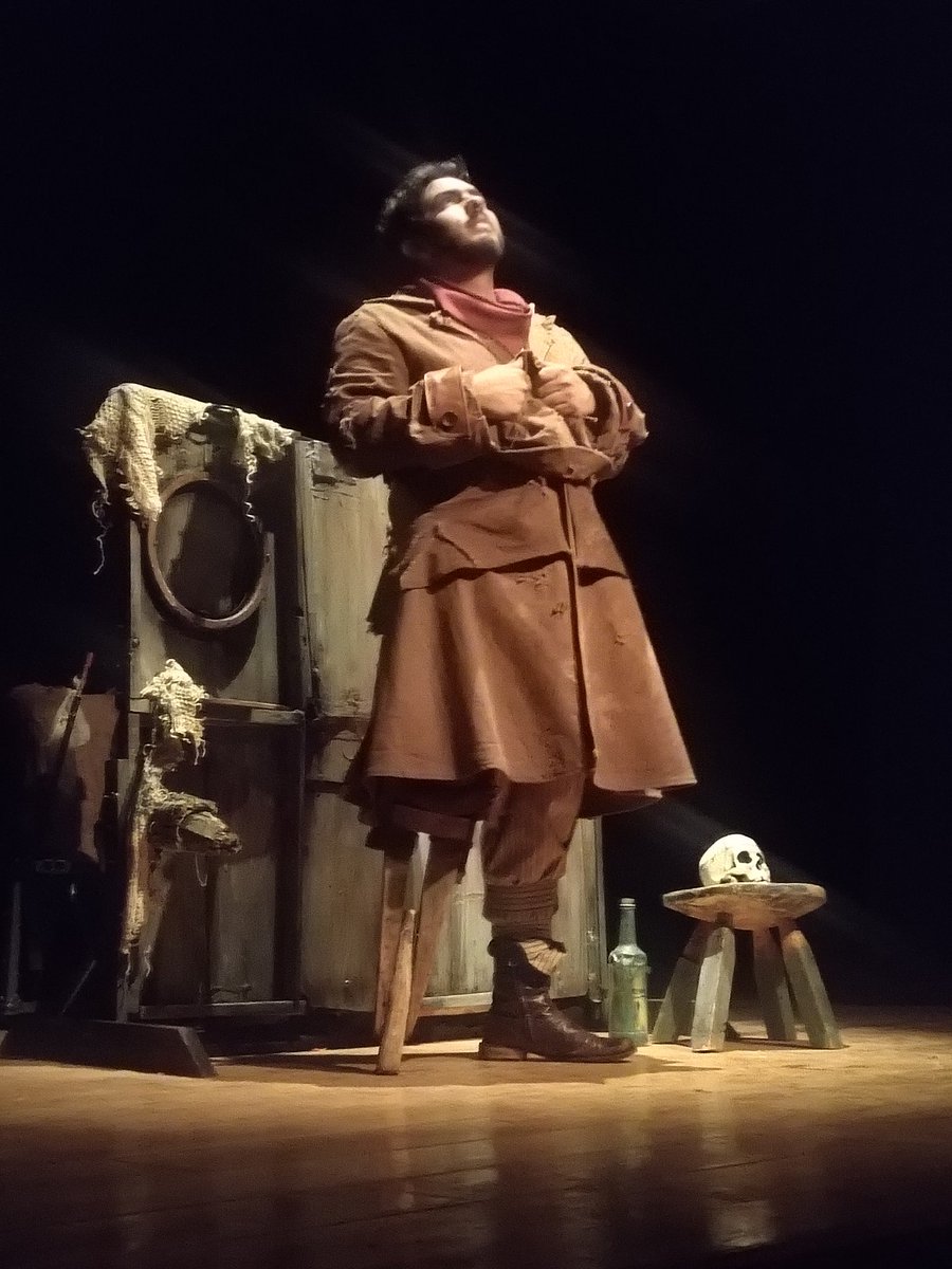 vicgalvano's tweet photo. Ventura con @skaandy de @Cuerda_FlojaD en el @CORECentroRevue . Una historia entrañable de piratas para niños ! https://t.co/Asmdfichiq