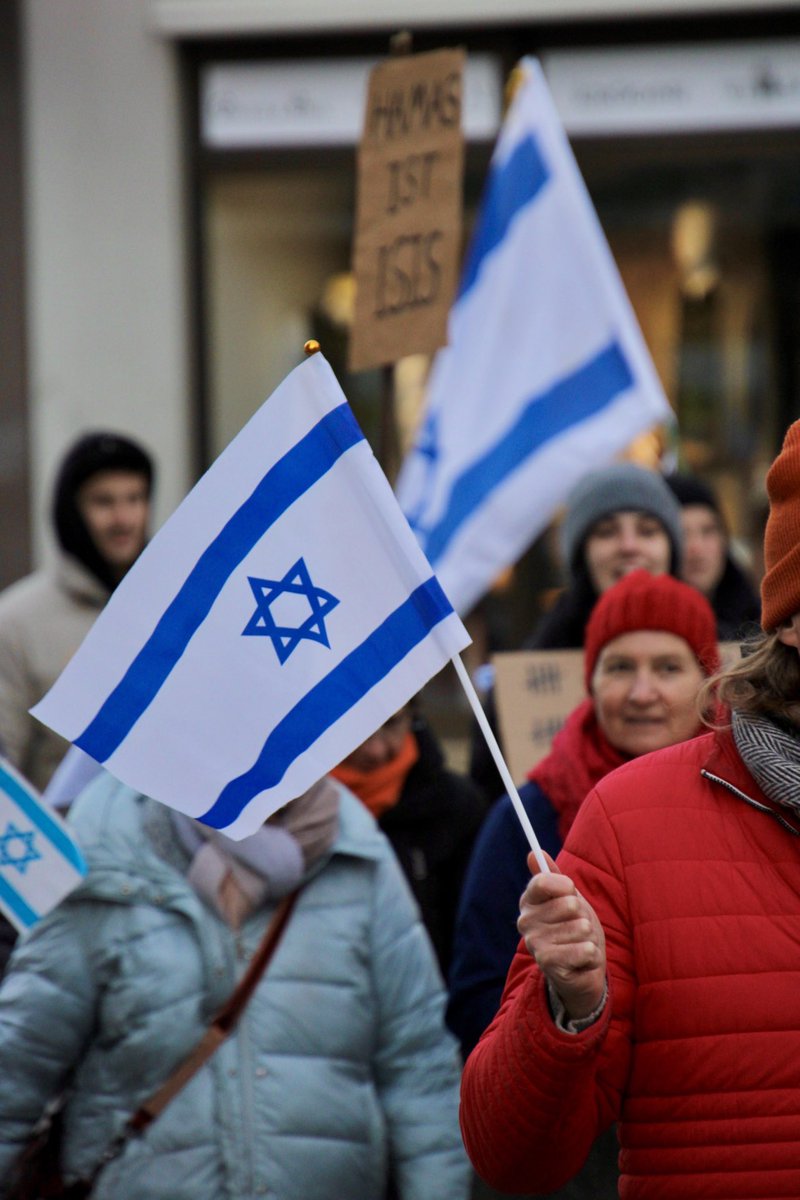 JuLisMuenchen's tweet photo. Heute ist der 100. Tag seit dem barbarischen Angriff der Hamas auf #Israel am 7. Oktober. Die israelischen Geiseln, darunter auch Babys und ältere Menschen, werden immer noch von der Hamas festgehalten. Niemand kann sich vorstellen, was sie und ihre Familien in den letzten 100 Tagen erlebt haben. 🕯️

Die Geschichte Israels ist eine Geschichte der Befreiung, Resilienz und Selbstbestimmung. Der Terror am 7.10. hat die ständige Bedrohung seiner Existenz symbolisiert, der Israel in den letzten 75 Jahren ständig begegnet ist. Israels Sicherheit ist Deutschlands Staatsräson und wir stehen weiterhin an Israels Seite! 🇮🇱

Dies ist auch für die Prioritäten unserer Innenpolitik von großer Bedeutung: Jüdisches Leben in Deutschland muss immer vor Antisemitismus geschützt werden. In der Migrationspolitik müssen wir dafür sorgen, dass diejenigen, die antisemitische Ansichten vertreten oder das Existenzrecht Israels nicht anerkennen, keine deutsche Staatsbürgerschaft erhalten. ✡️

So waren wir heute bei der Aktion “Run For Their Lives” in München dabei, die die sofortige Freilassung der israelischen Geiseln fordert. Die Stimme der Münchner ist einhellig und klar: Bring them home now! 📢

#AmYisraelChai 🇮🇱🇪🇺

📸: Allen Xu