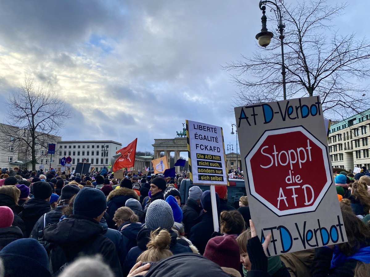 Germany’s #democracy is under threat. With fateful state elections scheduled for this year, it was powerful to see some 25.000 ppl spontaneously gathering in front of Brandenburg Gate today to show their opposition against the far-right—and it felt good to see friends+colleagues.