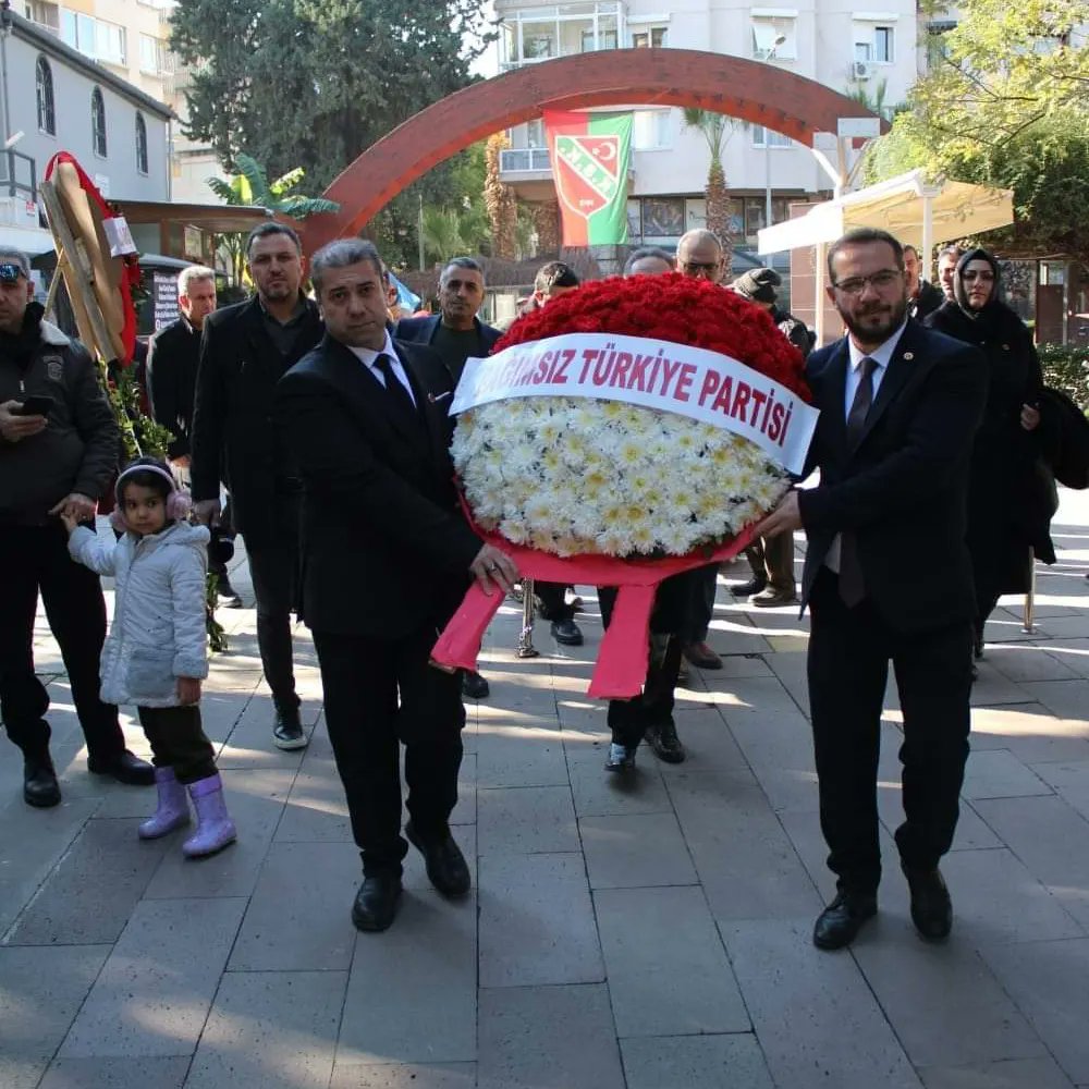 “Bir anne tüm dünyayı değiştirir.”

BTP İzmir İl Başkanlığı olarak Zübeyde Hanım’ı vefatının 101. yıl dönümünde kabri başında anma töreni düzenledik ruhu şad olsun.

#ZübeydeHanım #ZübeydeAnne #btp #btpizmir #btpizmirilbsk