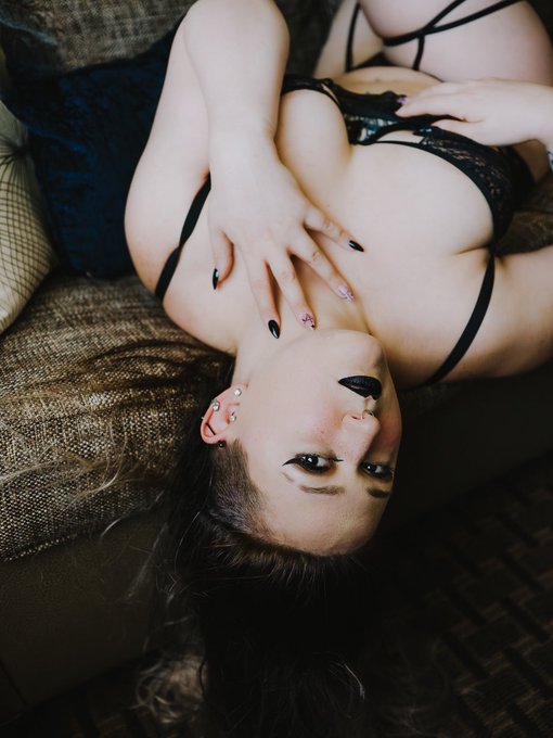 It&rsquo;s a cozy, snowy day ❄️🖤 https://t.co/jUbuzYQnJl