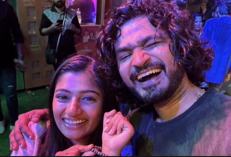SriniMama1's tweet photo. #Archana &amp; #RJBravo and the bracelet 🔥🔥😂😂

Success mantra of the title win 😂

#BiggBossTamil7 
#BiggBossSeason7 
#BB7TitleWinnerArchana https://t.co/SUy3Eygc3d