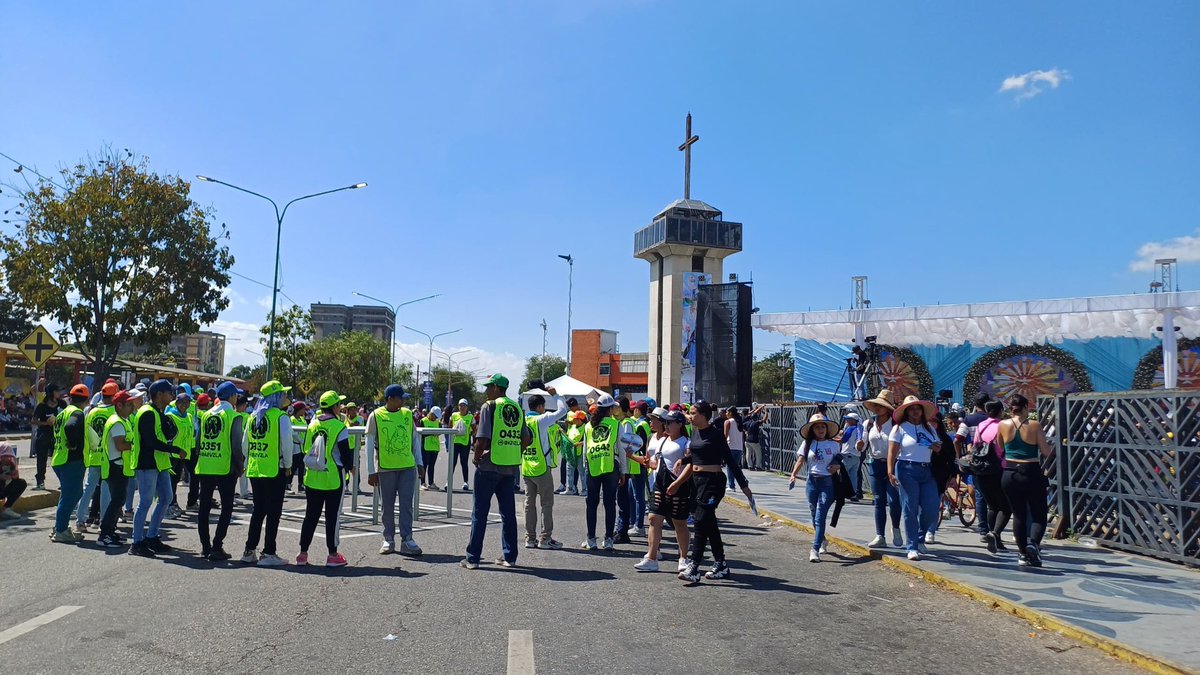 sercomiri's tweet photo. #14Ene #Ahora La Catedral de Barquisimeto se llena de turistas y feligreses que esperan con amor y fe a la Divina Pastora en su procesión como cada año #Barquisimeto #Visita166 #VenezuelaEnUniónYPaz #Domingo https://t.co/mcpI1oVaBy