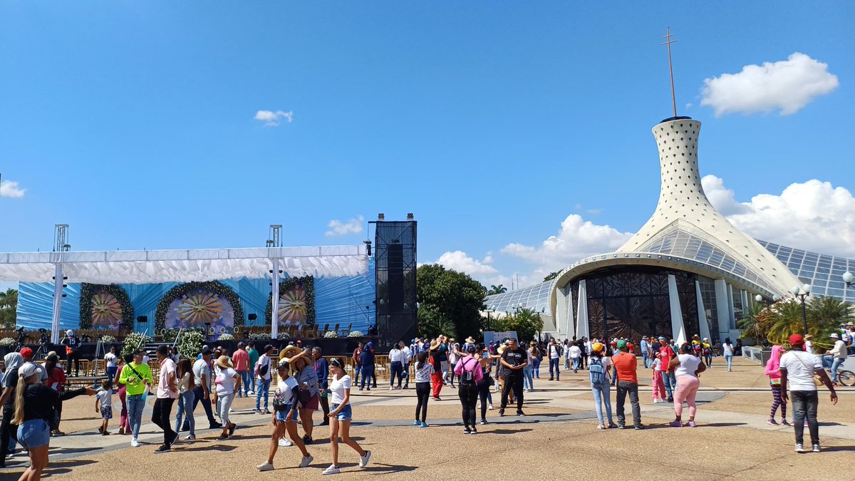 sercomiri's tweet photo. #14Ene #Ahora La Catedral de Barquisimeto se llena de turistas y feligreses que esperan con amor y fe a la Divina Pastora en su procesión como cada año #Barquisimeto #Visita166 #VenezuelaEnUniónYPaz #Domingo https://t.co/mcpI1oVaBy