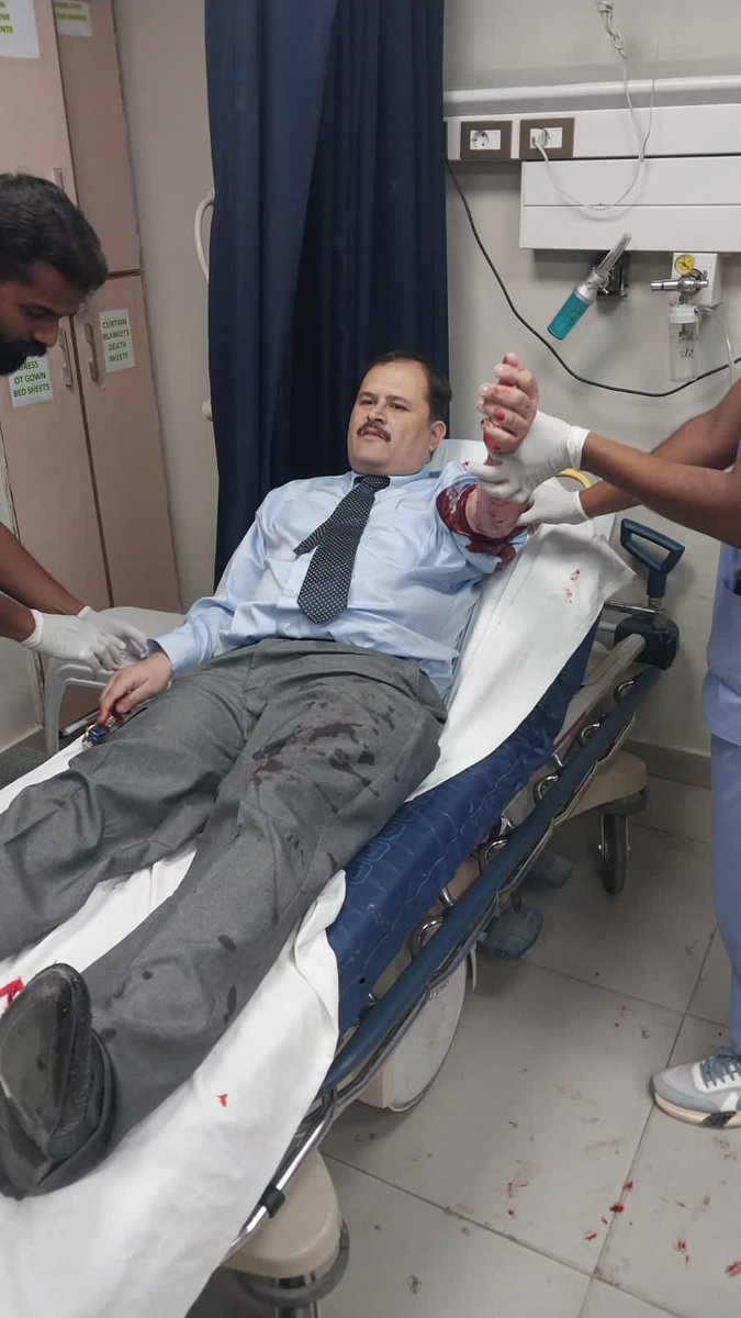 Roohan_Ahmed's tweet photo. Shoaib Burney, Suno News bureau chief in Karachi, was injured in a gun attack on the city’s Rashid Minhas Road. Unidentified men opened fire on his car &amp; he was hit on his left hand, says a mutual friend &amp; his colleague. He’s in a stable condition and being treated at a hospital https://t.co/tNG6PK64zU