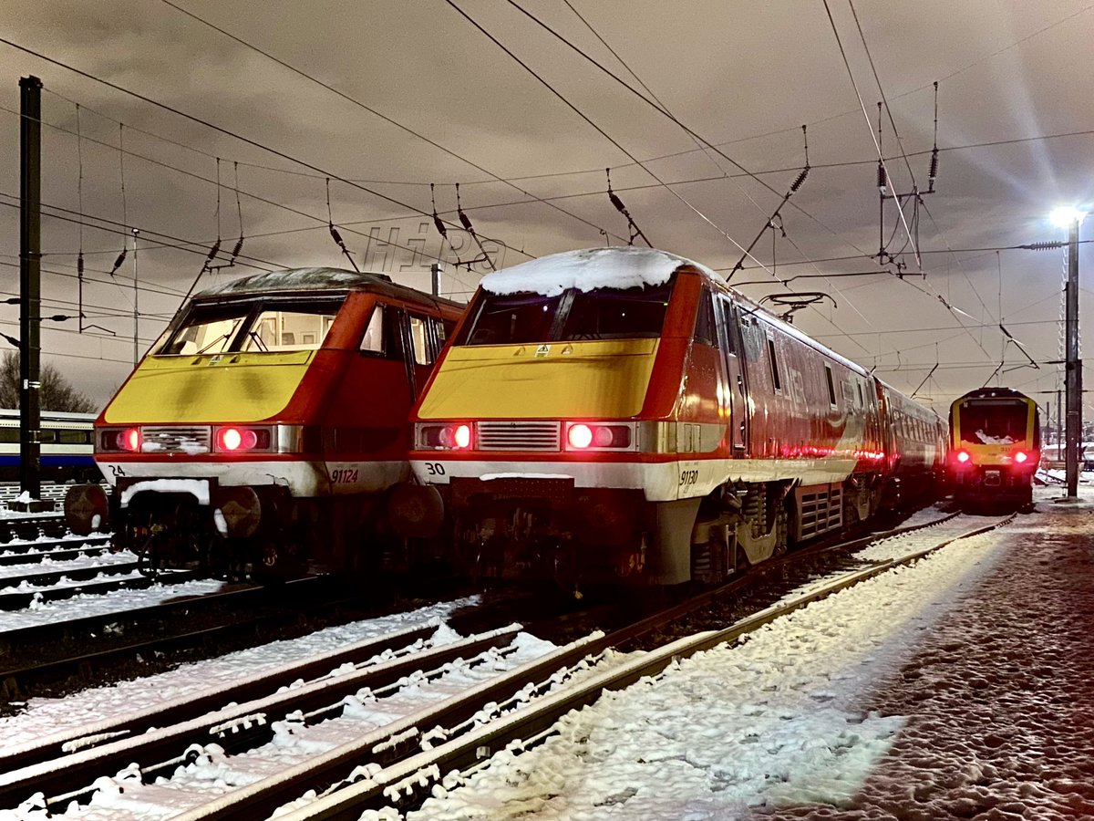 HiPa125's tweet image. LNER GEC #Class91 91124 &amp;amp; 91130 ‘Lord Mayor of Newcastle’ stabled on No.2 Group Sidings at snowy Neville Hill Depot #OnThisDate in 2021