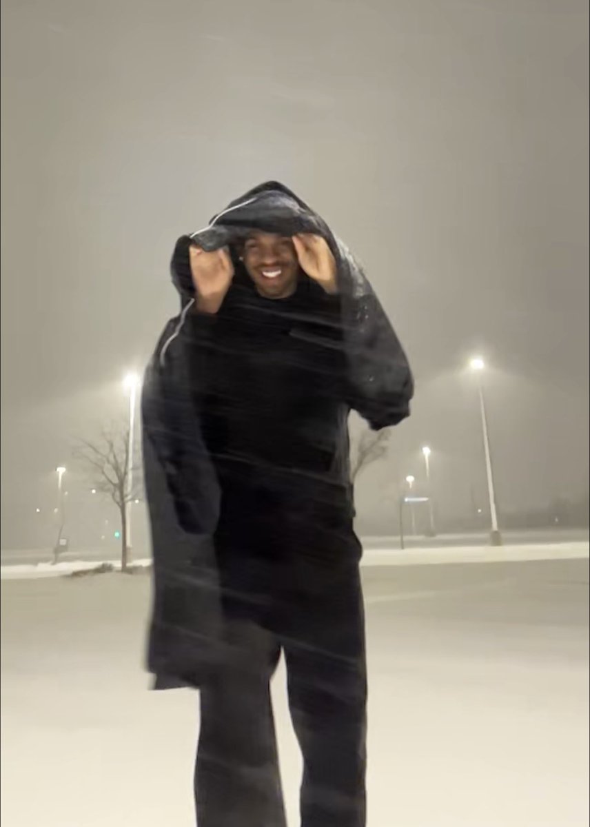 Wheels up ! These are pics I took in Sioux Falls last week Lolol. I was really excited to play here for some reason. excited for another start ! Show must go on.