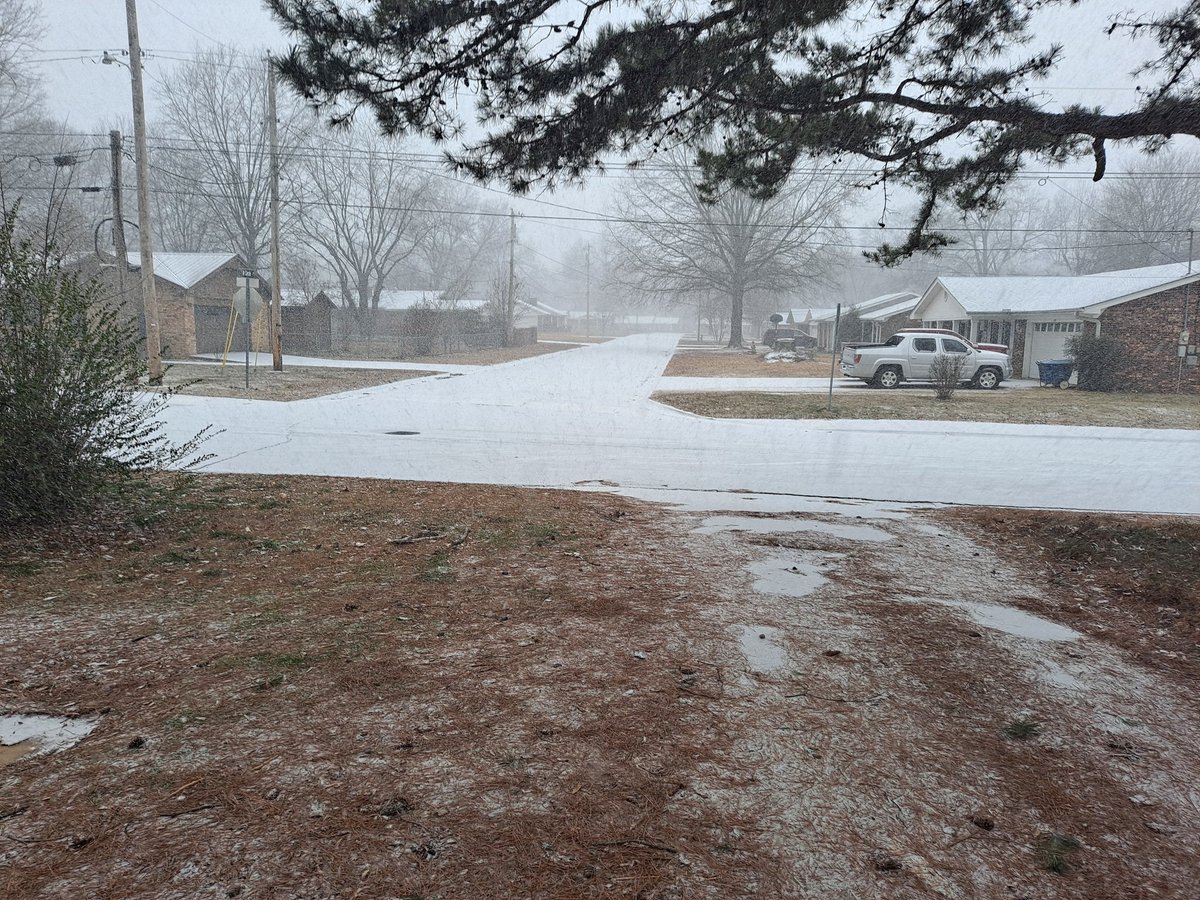 ElRoberto5164's tweet photo. @NWSLittleRock this is in Clarksville right now #arwx https://t.co/48HlxHwMFN