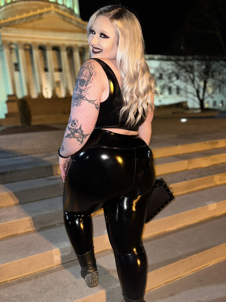 I love a late night photoshoot 🖤 #leatherleggings #latexleggings #leather #pvcpants #blonde #thick #shinyleggings #milf