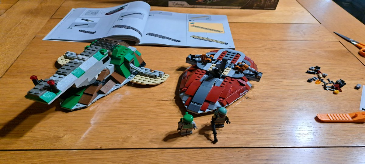 Grunsto's tweet photo. Presque 25 ans d'écart.
La même taille.
4 fois plus de pièce
C'est ouf la différence,j'adore
#LegoStarWars
#SlaveOne https://t.co/TMVEhxsURz