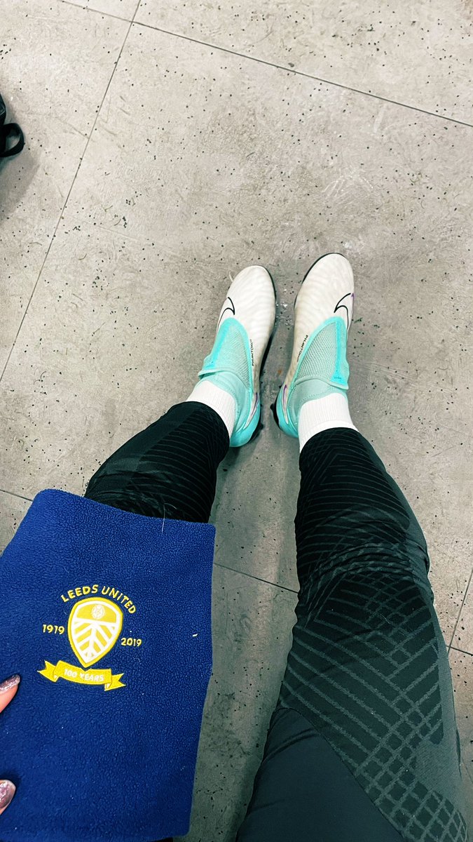 January in Madrid is COLD 🥶 you can take the girl out of Leeds… but you’ll never take Leeds out of the girl 💙🤍